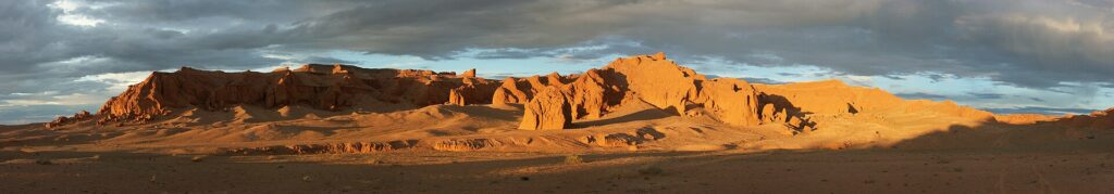 Acantilados Llameantes de Bayanzag en el desierto del Gobi