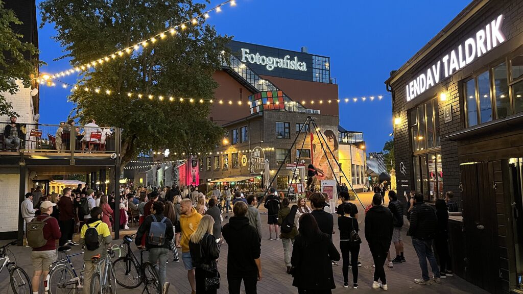 Ambiente nocturno en Telliskivi Creative City, Tallin