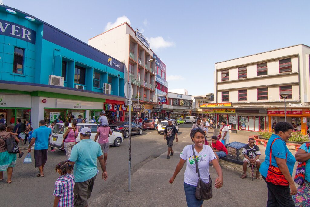Calle comercial de Suva, sede del Hibiscus Festival