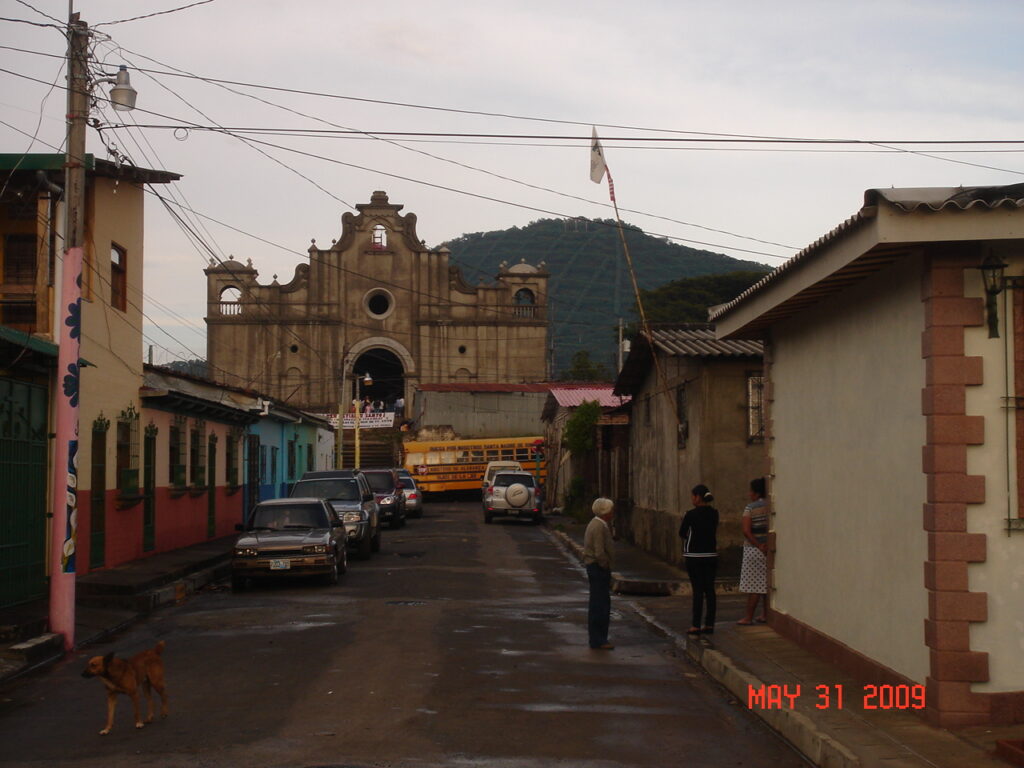 Calle de Apaneca con su iglesia