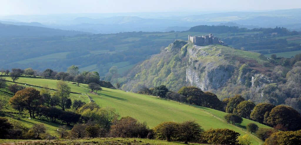 Castillo de Carreg Cennen sobre su acantilado