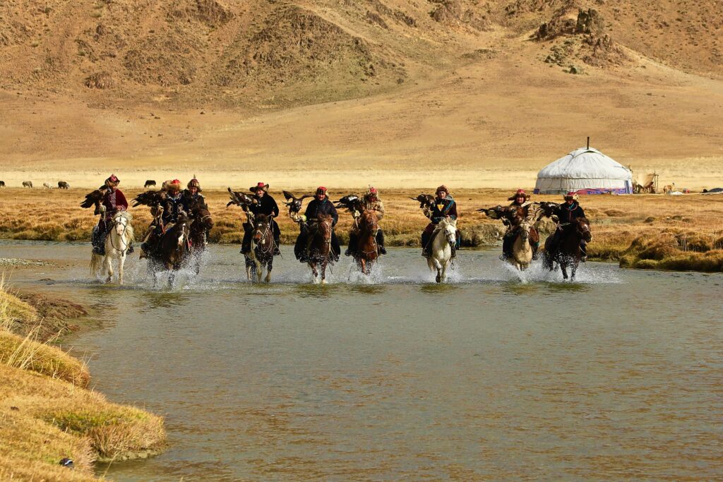 Cazador con águila en el Festival del Águila Dorada de Mongolia