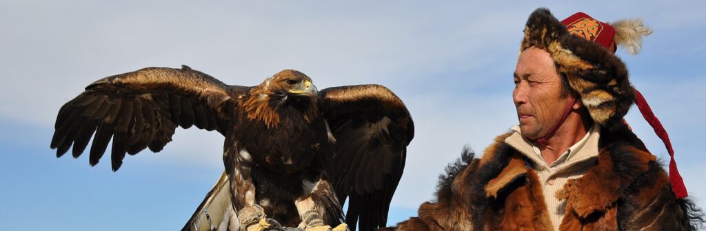 Cazador kazajo con su águila real, una de las curiosidades de Kazajistán