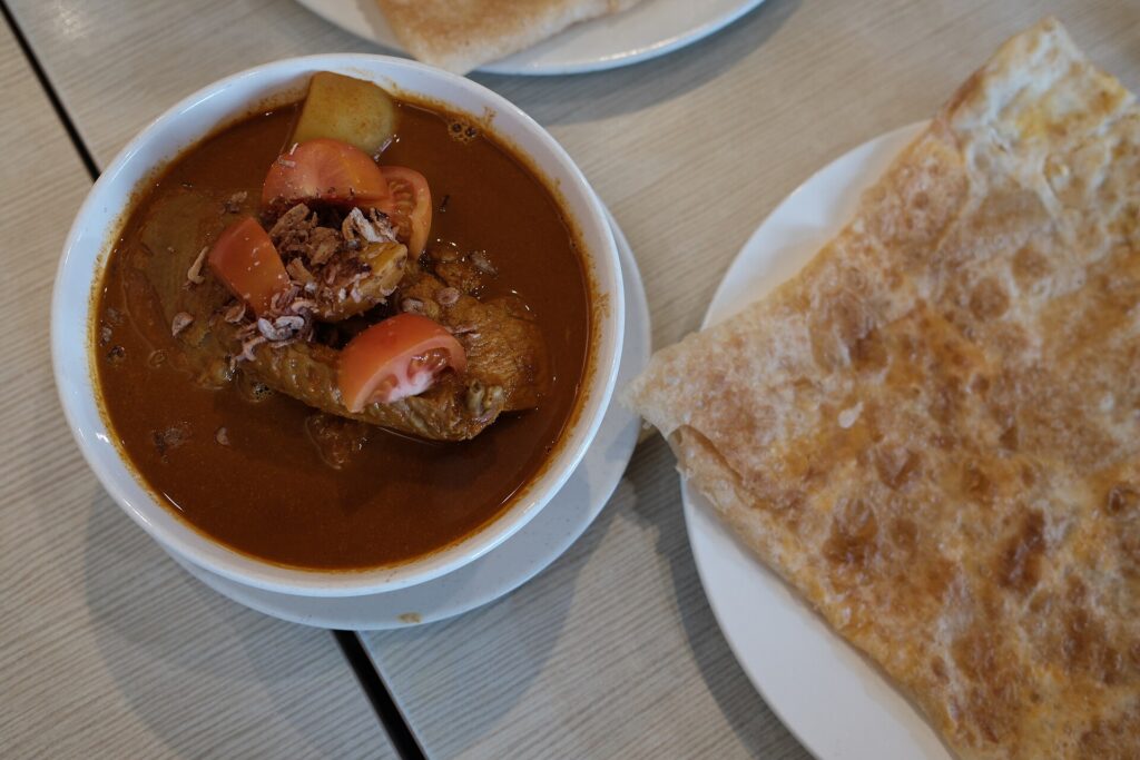 Curry de pollo con roti