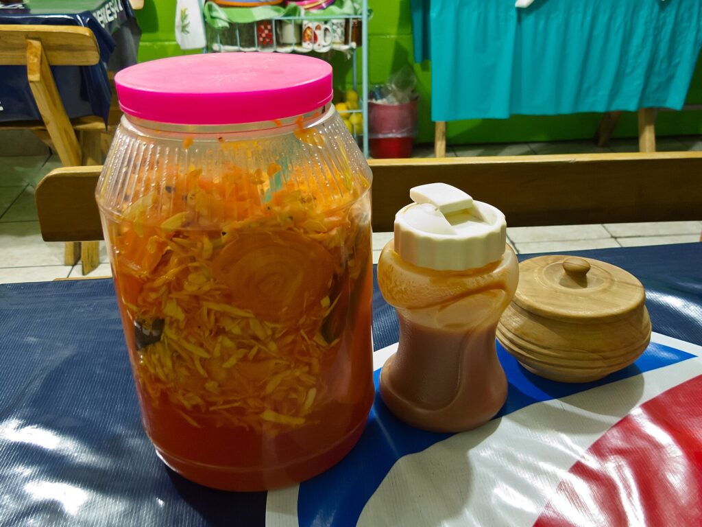 Curtido y salsas para acompañar las pupusas