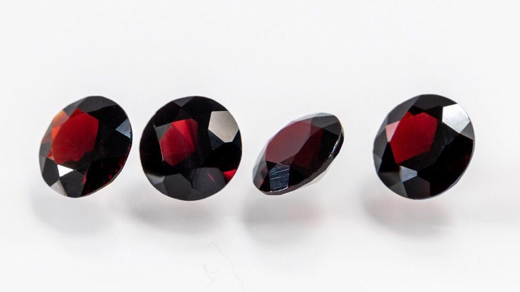 Granates tallados, piedras preciosas habituales en Jaipur