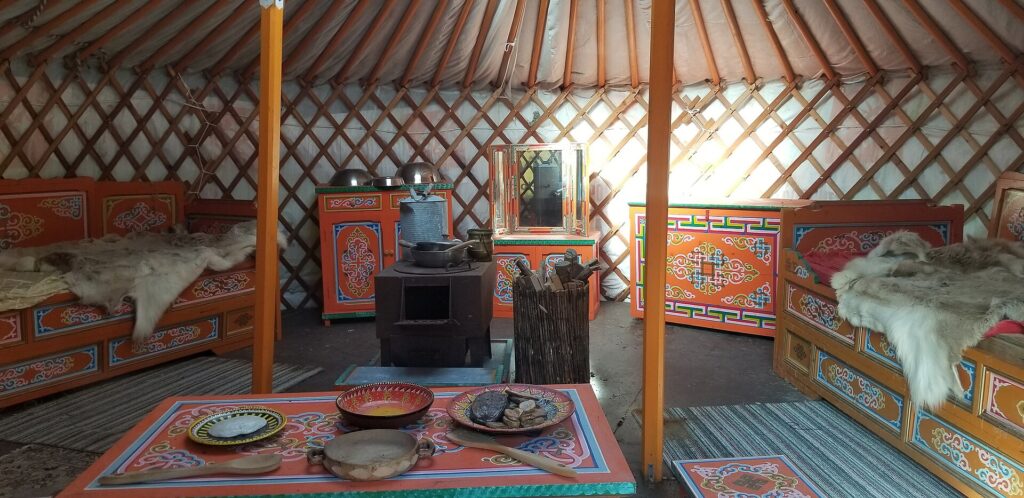 Interior de un ger mongol con muebles tradicionales
