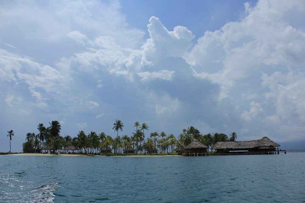 Isla de Guna Yala con palmeras y aguas turquesa