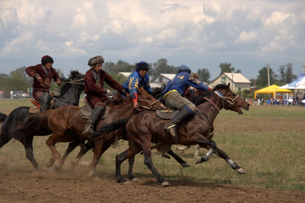 Jinetes jugando al kokpar, deporte tradicional de los festivales de Kazajistán