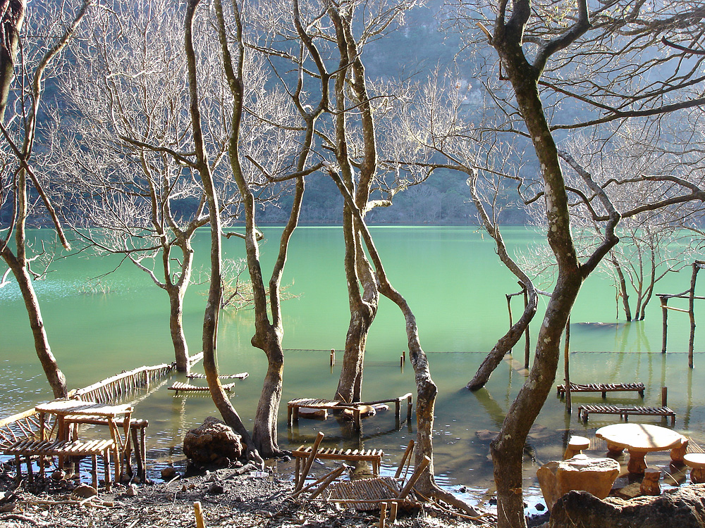 Laguna de Alegría en el cráter del volcán Tecapa