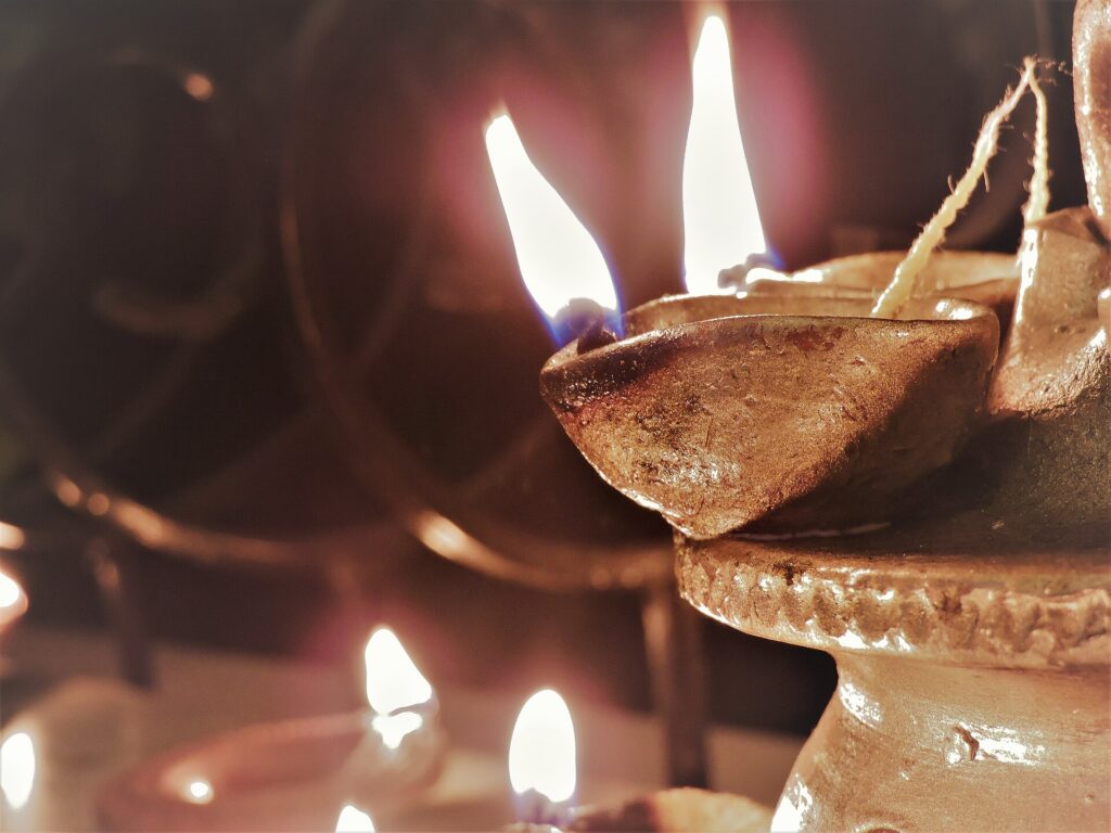 Lámpara diya encendida durante el Diwali