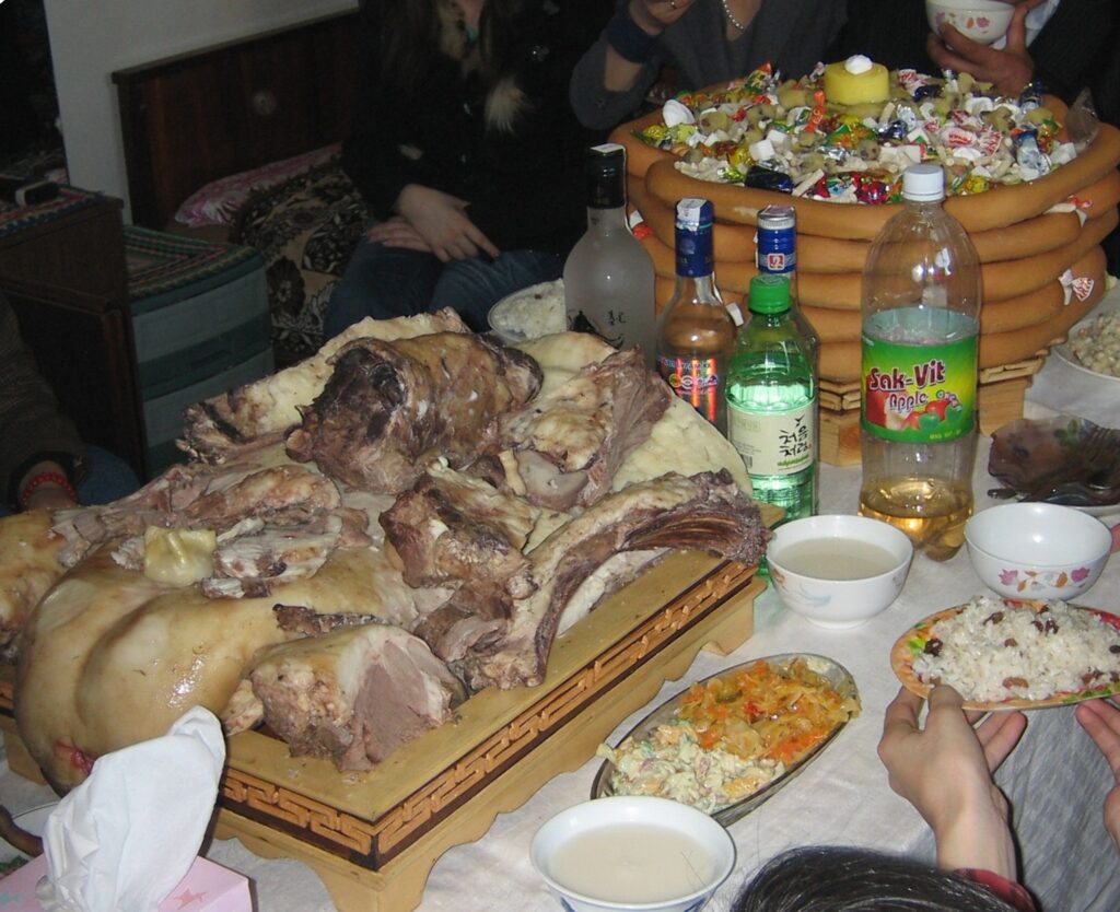 Mesa tradicional del Tsagaan Sar, el Año Nuevo lunar mongol
