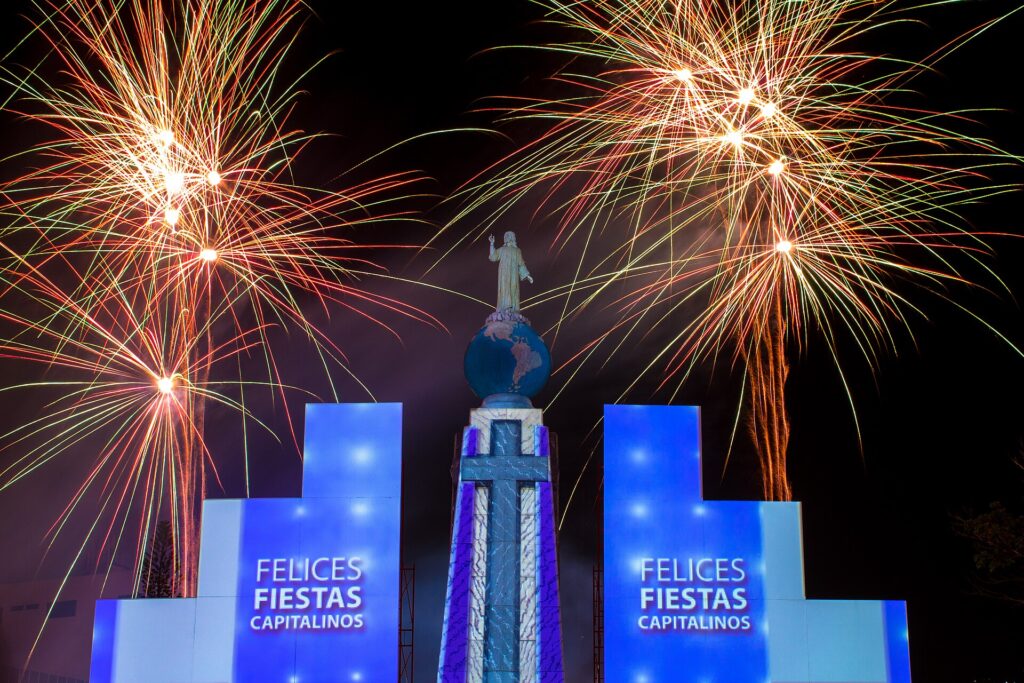 Monumento al Divino Salvador del Mundo con fuegos artificiales