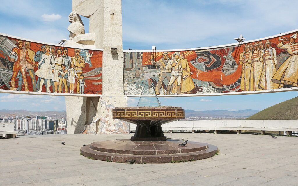 Mural del monumento de Zaisan en Ulán Bator