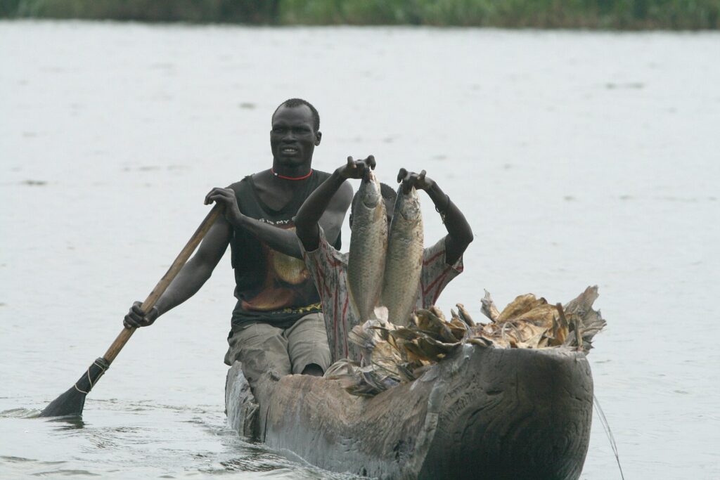 Pescador en el humedal del Sudd, Sudán del Sur