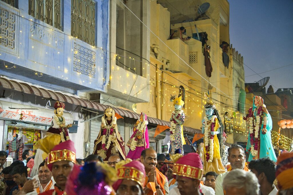 Procesión del festival Gangaur en Rajastán